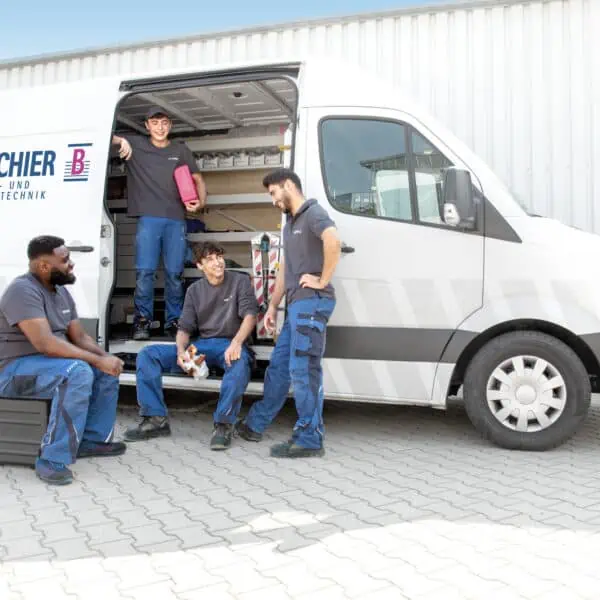 Team am Servicefahrzeug